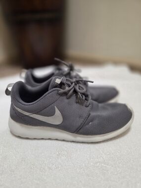 Nike Roshe One Women’s Sneakers Cool Grey White Size 8.5